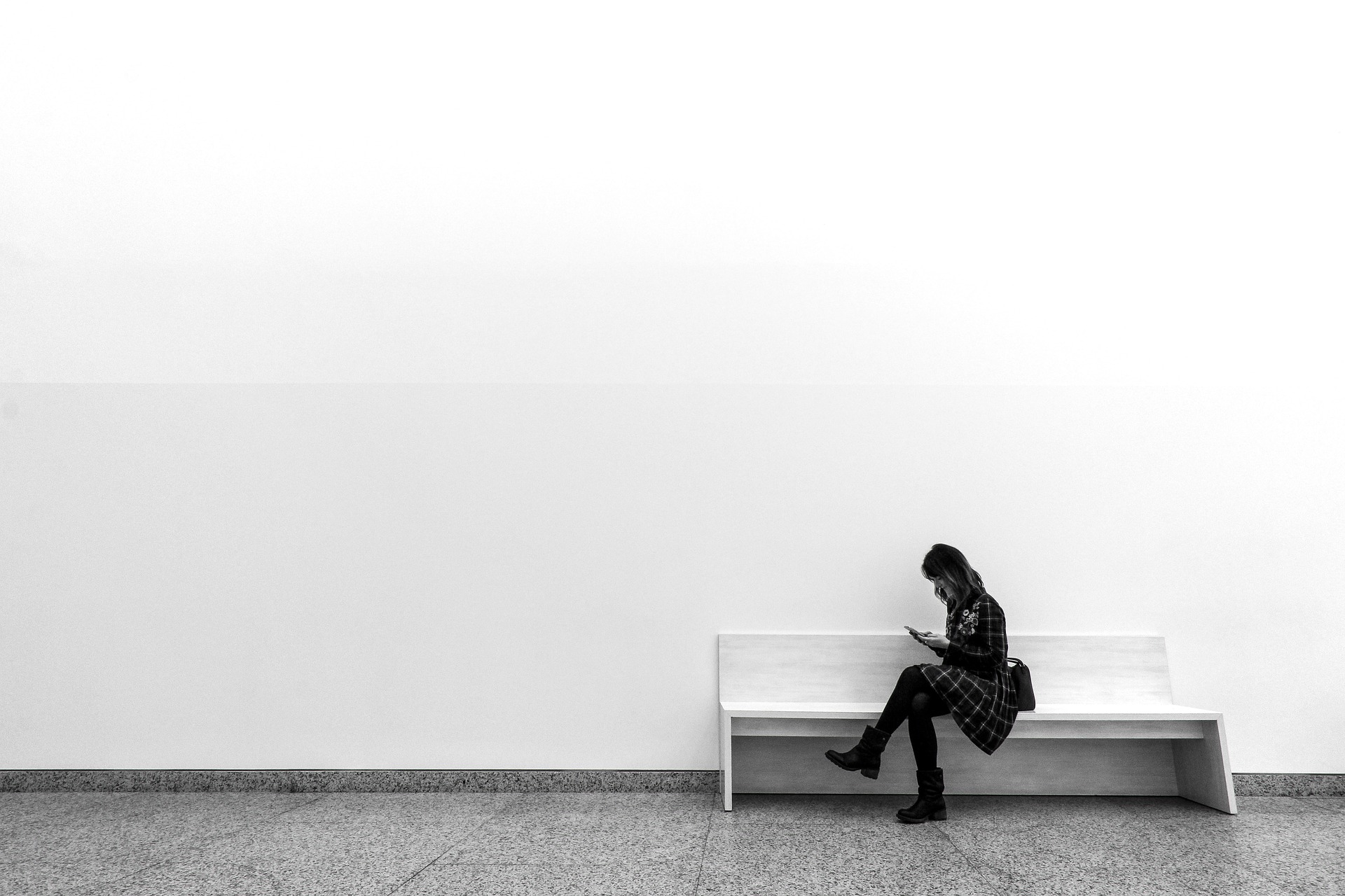 donna muro bianco.jpg